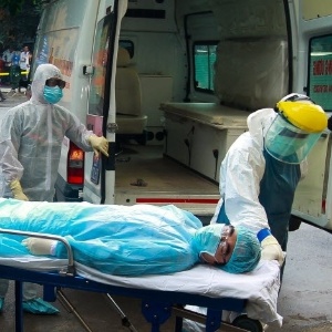 Profissionais da sade fazem testes para aprender a transportar pacientes infectados pelo vrus ebola